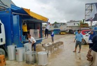 Tim Dinas Sosial Provinsi Kalsel saat menyiapkan peralatan untuk mendirikan dapur umum untuk korban terdampak banjir di Sungai Danau, Satui, Kabupaten Tanah Bumbu, Kamis (6/6/2024). [ANTARA/HO-MC Kalsel]