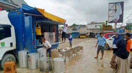 Tim Dinas Sosial Provinsi Kalsel saat menyiapkan peralatan untuk mendirikan dapur umum untuk korban terdampak banjir di Sungai Danau, Satui, Kabupaten Tanah Bumbu, Kamis (6/6/2024). [ANTARA/HO-MC Kalsel]