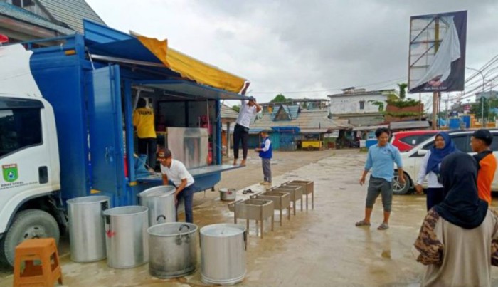 Tim Dinas Sosial Provinsi Kalsel saat menyiapkan peralatan untuk mendirikan dapur umum untuk korban terdampak banjir di Sungai Danau, Satui, Kabupaten Tanah Bumbu, Kamis (6/6/2024). [ANTARA/HO-MC Kalsel]