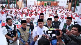 Jemaah calon haji (Calhaj) Kloter 18 Embarkasi Banjarmasin, Kalsel jelang keberangkatan ke Tanah Suci Makkah, Arab Saudi pada Kamis (6/6/2024) di Asrama Haji di Kota Banjarbaru. [ANTARA/HO-Kemenag Kalsel]
