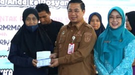 Wali Kota Banjarmasin H Ibnu Sina didampingi Ketua PKK Kota Banjarmasin Hj Siti Wasilah menghadiri mencanangkan pelaksanaan intervensi serentak cegah stunting Kota Banjarmasin tahun 2024 bagi balita dan ibu hamil di Posyandu Cempaka I yang berlokasi di Jalan Belitung Darat Simpang Rahmat, RT 18, Kuin Cerucuk, Kecamatan Banjarmasin Barat, Senin (10/6/2024). [ANTARA/Sukarli]