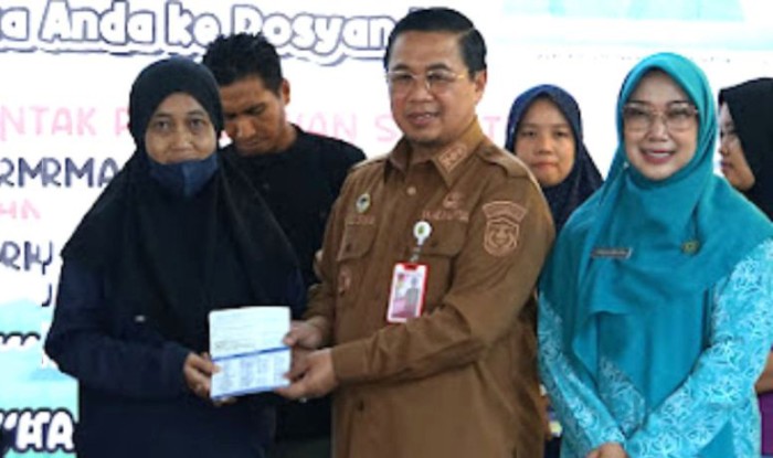 Wali Kota Banjarmasin H Ibnu Sina didampingi Ketua PKK Kota Banjarmasin Hj Siti Wasilah menghadiri mencanangkan pelaksanaan intervensi serentak cegah stunting Kota Banjarmasin tahun 2024 bagi balita dan ibu hamil di Posyandu Cempaka I yang berlokasi di Jalan Belitung Darat Simpang Rahmat, RT 18, Kuin Cerucuk, Kecamatan Banjarmasin Barat, Senin (10/6/2024). [ANTARA/Sukarli]