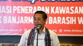 Wali Kota Banjarmasin H Ibnu Sina saat membuka gelar Focus Group Discussion (FGD) koordinasi penerapan kawasan tanpa rokok yang diselenggarakan dinas kesehatan kota di salah satu hotel di Banjarmasin, Rabu (12/6/2024). [ANTARA/Sukarli]