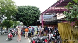 Warga Samarinda mengantre elpiji bersubsidi di salah satu pangkalan. [ANTARA/Ahmad Rifandi]
