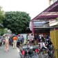 Warga Samarinda mengantre elpiji bersubsidi di salah satu pangkalan. [ANTARA/Ahmad Rifandi]

