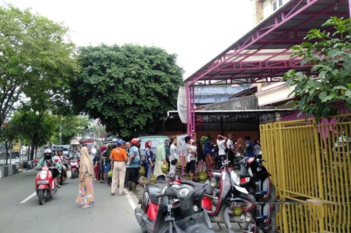 Warga Samarinda mengantre elpiji bersubsidi di salah satu pangkalan. [ANTARA/Ahmad Rifandi]
