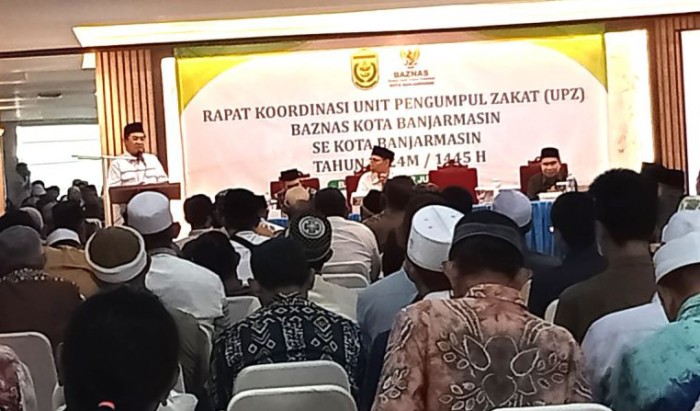Wali Kota Banjarmasin H Ibnu Sina saat membuka Rapat Koordinasi Unit Pengumpul Zakat (UPZ) BAZNAS se-Kota Banjarmasin tahun 1445 H/2024 M di salah satu hotel di Banjarmasin, Rabu (12/6/2024). [ANTARA/Sukarli]