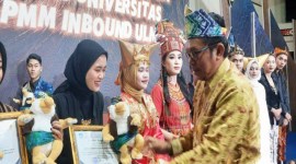 Wakil Rektor Bidang Kerjasama, Humas, dan Sistem Informasi ULM Yusuf Azis memberikan cinderamata kepada mahasiswa inbound saat pelepasan Program PMM di Banjarmasin, Kalimantan Selatan, Kamis (13/6/2024). [ANTARA/Firman]