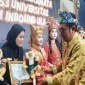 Wakil Rektor Bidang Kerjasama, Humas, dan Sistem Informasi ULM Yusuf Azis memberikan cinderamata kepada mahasiswa inbound saat pelepasan Program PMM di Banjarmasin, Kalimantan Selatan, Kamis (13/6/2024). [ANTARA/Firman]