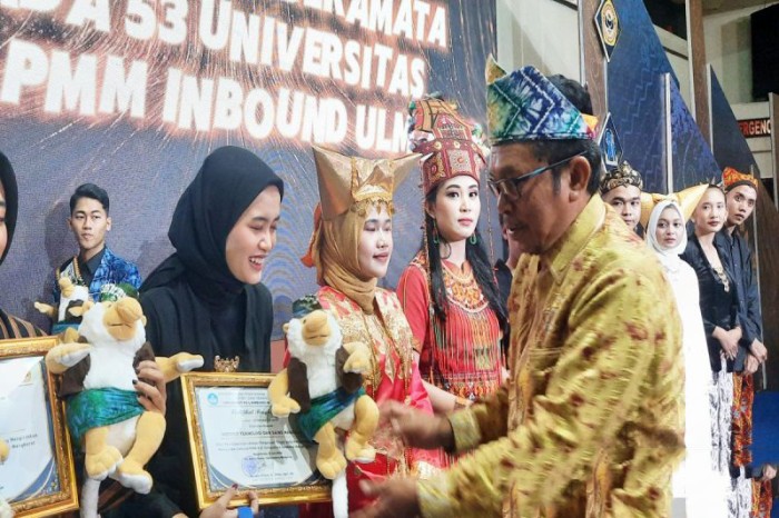 Wakil Rektor Bidang Kerjasama, Humas, dan Sistem Informasi ULM Yusuf Azis memberikan cinderamata kepada mahasiswa inbound saat pelepasan Program PMM di Banjarmasin, Kalimantan Selatan, Kamis (13/6/2024). [ANTARA/Firman]