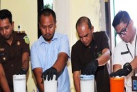 Kasat Resnarkoba Polres Banjarbaru (tengah) Iptu A Denny Juniasyah bersama Forkopimda setempat melakukan pemusnahan barang bukti narkoba hasil Operasi Antik Intan 2024, di Banjarbaru, Kamis (13/6/2024). [ANTARA/HO-Humas Polres Banjarbaru]