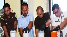 Kasat Resnarkoba Polres Banjarbaru (tengah) Iptu A Denny Juniasyah bersama Forkopimda setempat melakukan pemusnahan barang bukti narkoba hasil Operasi Antik Intan 2024, di Banjarbaru, Kamis (13/6/2024). [ANTARA/HO-Humas Polres Banjarbaru]