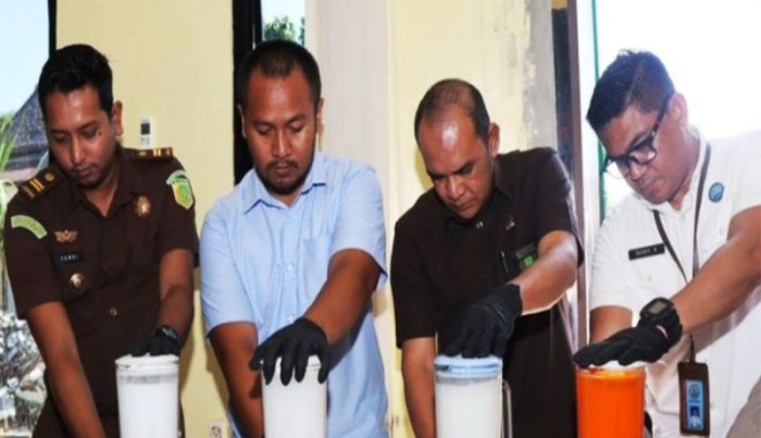 Kasat Resnarkoba Polres Banjarbaru (tengah) Iptu A Denny Juniasyah bersama Forkopimda setempat melakukan pemusnahan barang bukti narkoba hasil Operasi Antik Intan 2024, di Banjarbaru, Kamis (13/6/2024). [ANTARA/HO-Humas Polres Banjarbaru]