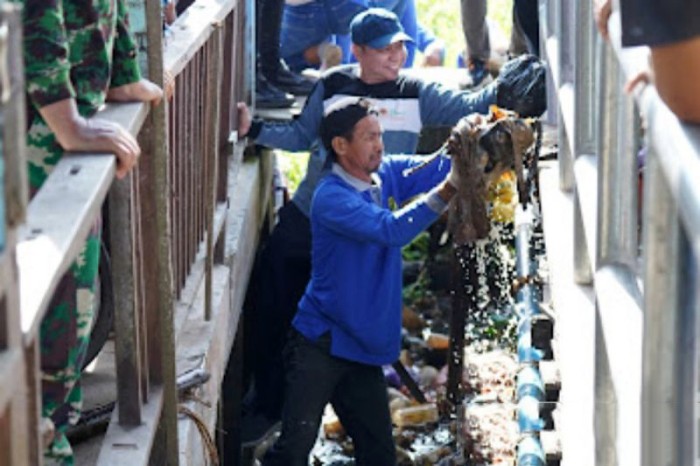 Aksi bersih-bersih sampah hingga kolong rumah pada peringatan Hari Lingkungan Hidup Sedunia 2024 di Kota Banjarmasin, Jumat (14/6/2024). [ANTARA/HO-Humas Pemkot Banjarmasin.]
