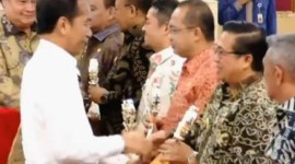 
Wali Kota Banjarmasin H Ibnu Sina saat menerima penghargaan TPID Award 2024 yang diserahkan Presiden RI Joko Widodo di Istana Negara RI, Jumat (14/6/2024). [ANTARA/HO-Humas Pemkot Banjarmasin]