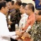 
Wali Kota Banjarmasin H Ibnu Sina saat menerima penghargaan TPID Award 2024 yang diserahkan Presiden RI Joko Widodo di Istana Negara RI, Jumat (14/6/2024). [ANTARA/HO-Humas Pemkot Banjarmasin]