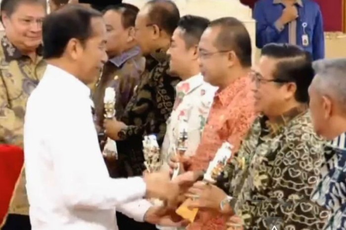 
Wali Kota Banjarmasin H Ibnu Sina saat menerima penghargaan TPID Award 2024 yang diserahkan Presiden RI Joko Widodo di Istana Negara RI, Jumat (14/6/2024). [ANTARA/HO-Humas Pemkot Banjarmasin]