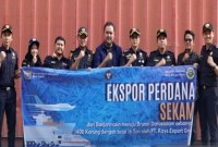 Kepala Kantor Bea Cukai Banjarmasin R Teddy Laksmana melepas ekspor perdana produk sekam dari PT Rays Export Group. [ANTARA/Firman]