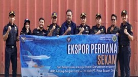 Kepala Kantor Bea Cukai Banjarmasin R Teddy Laksmana melepas ekspor perdana produk sekam dari PT Rays Export Group. [ANTARA/Firman]