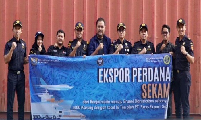 Kepala Kantor Bea Cukai Banjarmasin R Teddy Laksmana melepas ekspor perdana produk sekam dari PT Rays Export Group. [ANTARA/Firman]