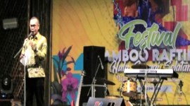 Sekda M Noor menyampaikan sambutan penjabat bupati dalam pembukaan Festival Bamboo Rafting tahun 2024, di kawasan Lapangan Lambung Mangkurat, Kandangan, Hulu Sungai Selatan. [ANTARA/HO-Diskominfo HSS]