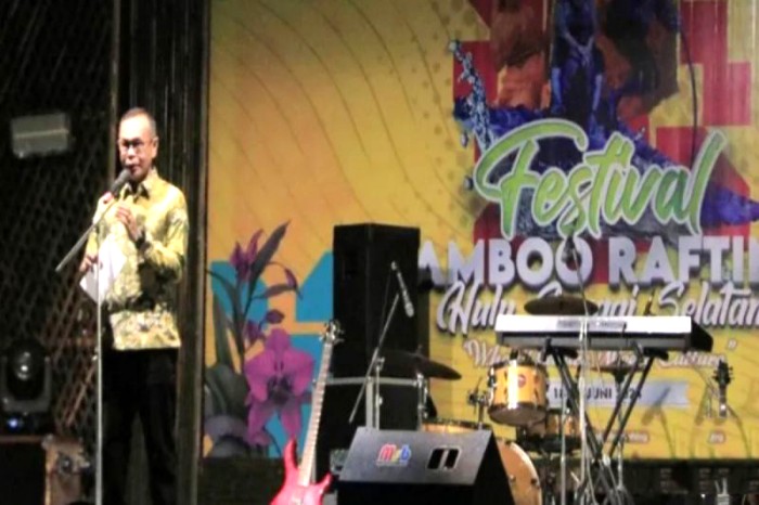 Sekda M Noor menyampaikan sambutan penjabat bupati dalam pembukaan Festival Bamboo Rafting tahun 2024, di kawasan Lapangan Lambung Mangkurat, Kandangan, Hulu Sungai Selatan. [ANTARA/HO-Diskominfo HSS]