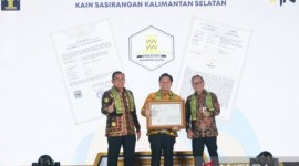 Staf Ahli Menteri Hukum dan Hak Asasi Manusia Bidang Ekonomi Lucky Agung menyerahkan sertifikat Indikasi Geografis Kain Sasirangan kepada Sekretaris Daerah Provinsi Kalsel Roy Rizali Anwar. [ANTARA/Firman]
