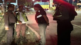Regu 3 Patko Satuan Samapta Polresta Banjarmasin mengingatkan para pengatur lalu lintas sukarela untuk tetap menjaga Kamtibmas, Kamis (20/6/2024) malam. [ANTARA/HO-Humas Polresta Banjarmasin]