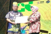 Penyerahan piagam penghargaan Kharisma Event Nusantara Kementerian Pariwisata dan Ekonomi Kreatif, di Kandangan, Hulu Sungai Selatan, Kalimantan Selatan. [ANTARA/HO-Diskominfo HSS]