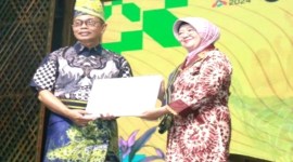 Penyerahan piagam penghargaan Kharisma Event Nusantara Kementerian Pariwisata dan Ekonomi Kreatif, di Kandangan, Hulu Sungai Selatan, Kalimantan Selatan. [ANTARA/HO-Diskominfo HSS]