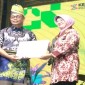 Penyerahan piagam penghargaan Kharisma Event Nusantara Kementerian Pariwisata dan Ekonomi Kreatif, di Kandangan, Hulu Sungai Selatan, Kalimantan Selatan. [ANTARA/HO-Diskominfo HSS]