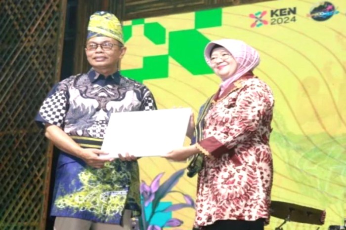 Penyerahan piagam penghargaan Kharisma Event Nusantara Kementerian Pariwisata dan Ekonomi Kreatif, di Kandangan, Hulu Sungai Selatan, Kalimantan Selatan. [ANTARA/HO-Diskominfo HSS]
