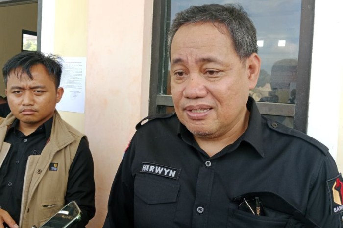 Anggota Bawaslu RI Herwyn J.H. Malonda datang ke KPU Kabupaten Penajam Paser Utara, Provinsi Kalimantan Timur, untuk memantau dan mengawasi penghituhgan ulang surat suara atas putusan Mahkamah Konstitusi yang dilakukan KPU setempat, Rabu (26/6/2024). [ANTARA/Nyaman Bagus P]