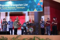 Wakil Menteri Lingkungan Hidup dan Kehutanan Republik Indonesia Alue Dohong memukul gong usai pembukaan Seminar Nasional tentang Populasi Orangutan Liar di Taman Nasional Sebangau yang digelar di Universitas Palangka Raya (UPR), Kamis (20/6/2024). [ANTARA/HO-YBNI]