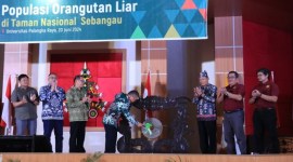 Wakil Menteri Lingkungan Hidup dan Kehutanan Republik Indonesia Alue Dohong memukul gong usai pembukaan Seminar Nasional tentang Populasi Orangutan Liar di Taman Nasional Sebangau yang digelar di Universitas Palangka Raya (UPR), Kamis (20/6/2024). [ANTARA/HO-YBNI]