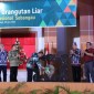 Wakil Menteri Lingkungan Hidup dan Kehutanan Republik Indonesia Alue Dohong memukul gong usai pembukaan Seminar Nasional tentang Populasi Orangutan Liar di Taman Nasional Sebangau yang digelar di Universitas Palangka Raya (UPR), Kamis (20/6/2024). [ANTARA/HO-YBNI]