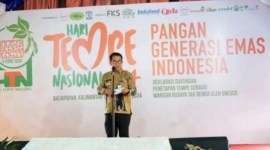 Penjabat Gubernur Kalimantan Timur Akmal Malik saat menghadiri peringatan Hari Tempe Nasional 2024 di Sentra Industri Kecil Somber Balikpapan, Kamis (6/6/2024). [Adpim Pemprov Kaltim]