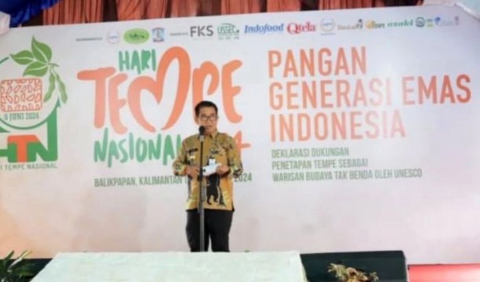Penjabat Gubernur Kalimantan Timur Akmal Malik saat menghadiri peringatan Hari Tempe Nasional 2024 di Sentra Industri Kecil Somber Balikpapan, Kamis (6/6/2024). [Adpim Pemprov Kaltim]