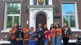 Tokoh perempuan adat Dayak dari Kecamatan Long Pahangai Kabupaten Mahakam Ulu, Kalimantan Timur, Yeq Lawing di acara Pameran Budaya Long Ears Through the Lens di Belanda. [ANTARA/HO-Diskominfo Kaltim]