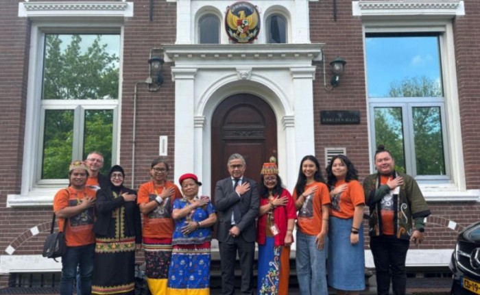 Tokoh perempuan adat Dayak dari Kecamatan Long Pahangai Kabupaten Mahakam Ulu, Kalimantan Timur, Yeq Lawing di acara Pameran Budaya Long Ears Through the Lens di Belanda. [ANTARA/HO-Diskominfo Kaltim]