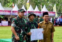 
Kepala Staf TNI Angkatan Darat Jenderal TNI Maruli Simanjuntak (kiri) saat upacara penutupan TMMD Ke-120 di Desa Karang Rejo, Kabupaten Tanah Bumbu, Kalimantan Selatan, Jumat (7/6/2024). [ANTARA/HO-Penrem 101]