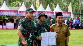 
Kepala Staf TNI Angkatan Darat Jenderal TNI Maruli Simanjuntak (kiri) saat upacara penutupan TMMD Ke-120 di Desa Karang Rejo, Kabupaten Tanah Bumbu, Kalimantan Selatan, Jumat (7/6/2024). [ANTARA/HO-Penrem 101]
