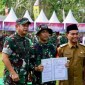 
Kepala Staf TNI Angkatan Darat Jenderal TNI Maruli Simanjuntak (kiri) saat upacara penutupan TMMD Ke-120 di Desa Karang Rejo, Kabupaten Tanah Bumbu, Kalimantan Selatan, Jumat (7/6/2024). [ANTARA/HO-Penrem 101]