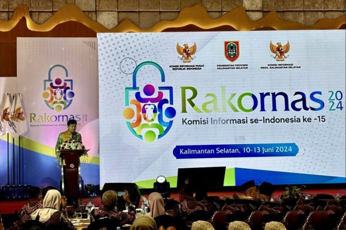 Wakil Ketua Komisi Informasi (KI) Pusat RI Arya Sandhiyudha memberikan sambutan pada kegiatan seminar nasional keterbukaan informasi publik dengan tema “Urgensi Pemerintah Terbuka Menyongsong Indonesia Emas 2045” di Kota Banjarmasin, Kalimantan Selatan, Senin (10/6/2024). [ANTARA/Tumpal Andani A]