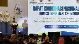Menteri Koordinator Bidang Politik, Hukum, dan Keamanan (Menko Polhukam) RI Hadi Tjahjanto memberikan sambutan pada Rakornas Ke-15 Komisi Informasi (KI) se-Indonesia di Hotel Galaxy Banjarmasin, Kalimantan Selatan, Selasa (11/6/2024). [ANTARA/Tumpal Andani A]