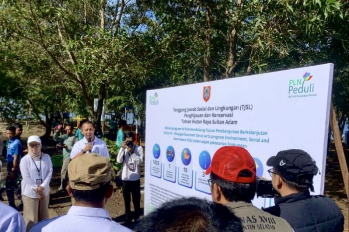 Dinas Kehutanan Kalsel saat menerima kunjungan PT PLN (Persero) UPT Kalselteng pada program tanggung jawab sosial dan lingkungan (TJSL) di Taman Hutan Raya (Tahura) Sultan Adam di Kabupaten Banjar, Kalimantan Selatan, Rabu (12/6/2024). [ANTARA/HO-Pemprov Kalsel]