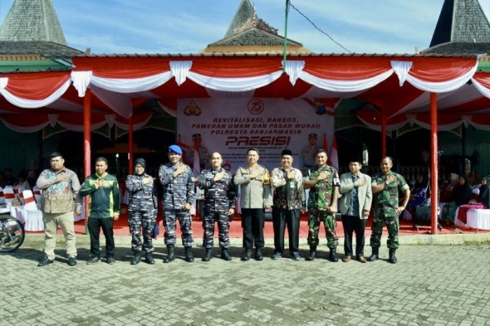 
Polresta Banjarmasin melaksanakan kegiatan bakti sosial berupa revitalisasi situs religi bersejarah di Masjid Sultan Suriansyah, Kota Banjarmasin, Kalimantan Selatan, Jumat (14/6/2024). [ANTARA/HO-Polresta Banjarmasin]