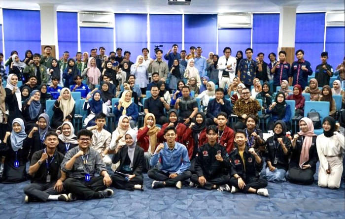 Kemenpora RI bersama ASEAN Youth Organization dan Yayasan Hasnur Centre serta para peserta pelatihan offline foto bersama pada kegiatan program Akademi Pemuda Indonesia Batch 3.0 se-Indonesia di Kabupaten Barito Kuala, Kalimantan Selatan, beberapa waktu lalu. [ANTARA/HO-Hasnur Centre]