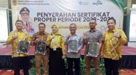 Kepala Dinas Lingkungan Hidup Provinsi Kalimantan Selatan Hanifah Dwi Nirwana (ketiga kiri) menyerahkan penghargaan Penilaian Peringkat Kinerja Perusahaan dalam Pengelolaan Lingkungan Hidup (PROPER) dari Kementerian Lingkungan Hidup dan Kehutanan (KLHK) kepada perwakilan perusahaan tingkat nasional dan daerah di Banjarmasin, Jumat (14/6/2024). [ANTARA/Latif T]