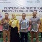 Kepala Dinas Lingkungan Hidup Provinsi Kalimantan Selatan Hanifah Dwi Nirwana (ketiga kiri) menyerahkan penghargaan Penilaian Peringkat Kinerja Perusahaan dalam Pengelolaan Lingkungan Hidup (PROPER) dari Kementerian Lingkungan Hidup dan Kehutanan (KLHK) kepada perwakilan perusahaan tingkat nasional dan daerah di Banjarmasin, Jumat (14/6/2024). [ANTARA/Latif T]